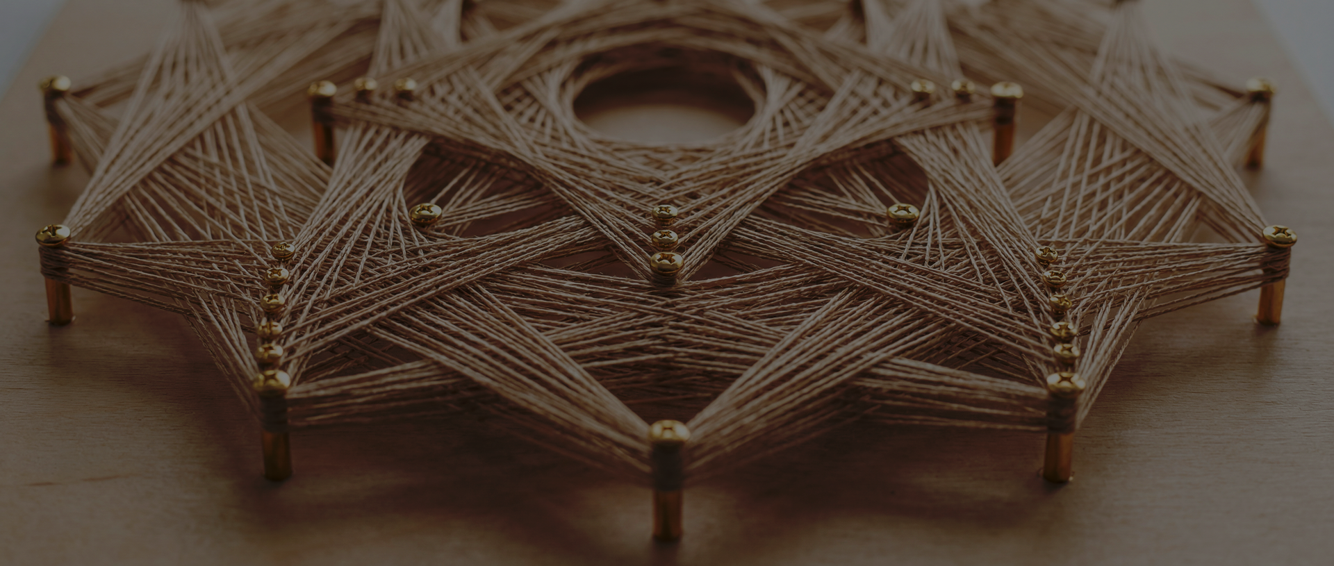 Instalacja string-art z bliska